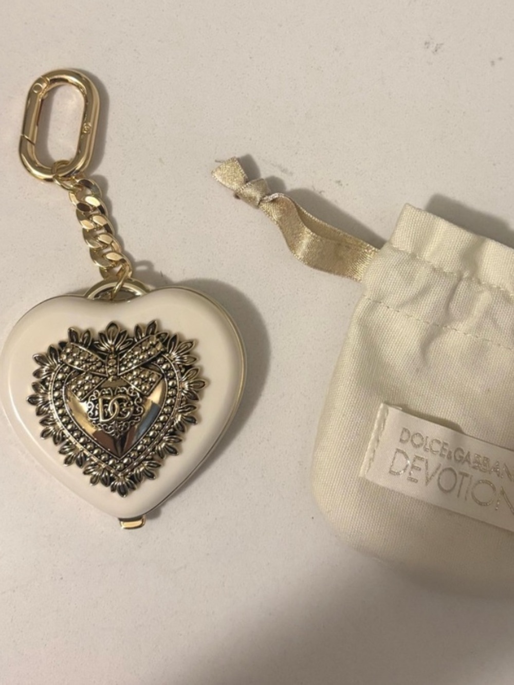 🆕💝Dolce & Gabbana - Cream Heart Compact Mirror with Gold Emblem and keychain - Picture 5 of 6
